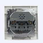 Розетка із заземленням + підвійна USB розетка Enzo (білий) - Зображення 4